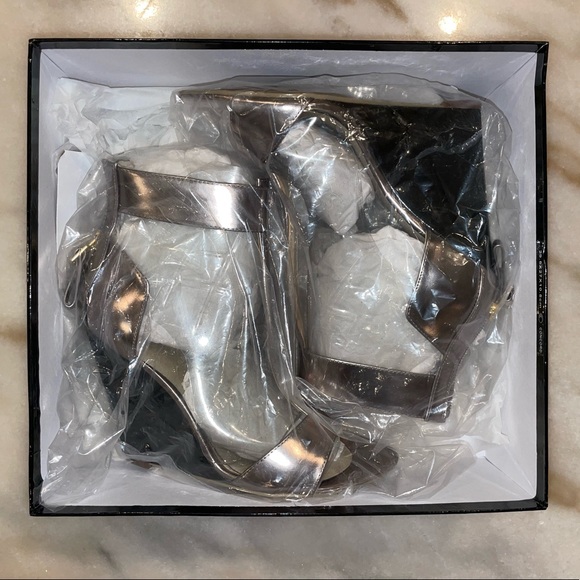 Boutique 9 Gold Heels - Picture 9 of 10